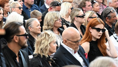 FOTO: Jan Přeučil s manželkou Evou na pohřbu Jiřího Krampola.