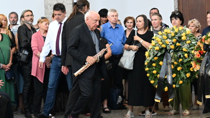 FOTO: U rakve se následně objevil velký kamarád Jirky, saxofonista Felix Slováček.