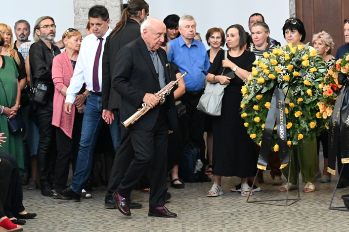 FOTO: U rakve se následně objevil velký kamarád Jirky, saxofonista Felix Slováček. – stránka 13