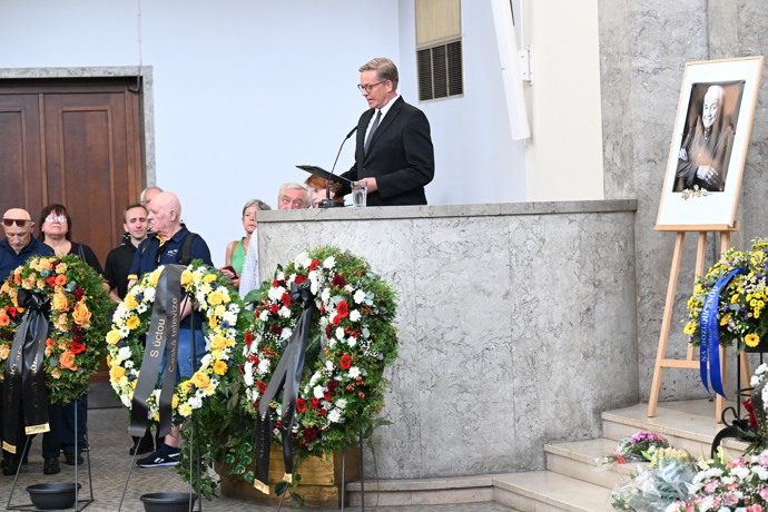 FOTO: Aleš Cibulka na pohřbu Jiřího Krampola. – stránka 3