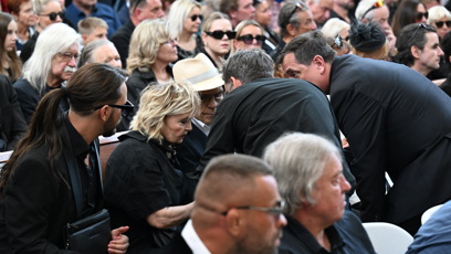 FOTO: Jan Přeučil byl vyveden ven, zřejmě se mu udělalo špatně.