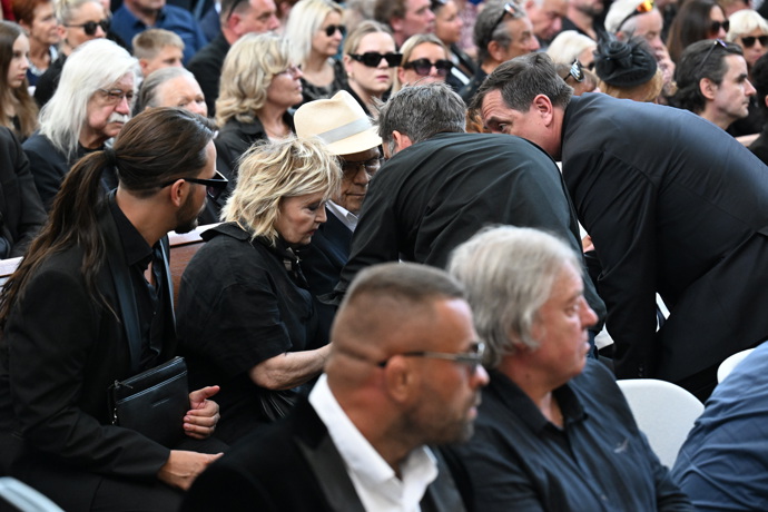 FOTO: Jan Přeučil byl vyveden ven, zřejmě se mu udělalo špatně. – stránka 11