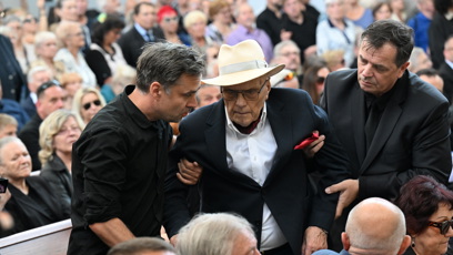 FOTO: Jan Přeučil byl vyveden ven, zřejmě se mu udělalo špatně.