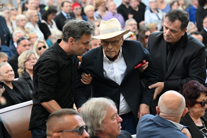 FOTO: Jan Přeučil byl vyveden ven, zřejmě se mu udělalo špatně. – stránka 93
