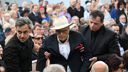 FOTO: Jana Přeučila vyvedli ven.