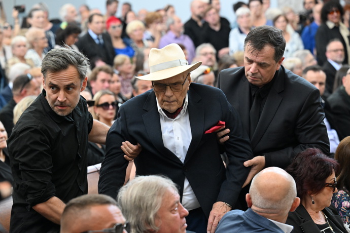 FOTO: Jana Přeučila vyvedli ven. – stránka 10