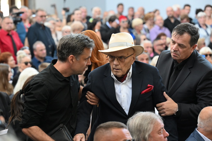 FOTO: Herec Jan Přeučil byl vyveden ze sálu. – stránka 7