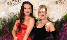 Dominika vynesla černé šaty, zatímco sestra Natálie červenou.