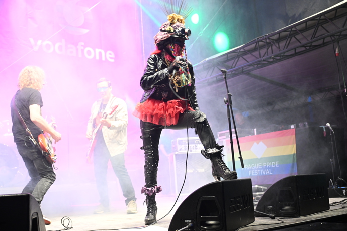 FOTO: Jana Kratochvílová alias Uriel si svůj koncert vychutnávala plnými doušky. – stránka 16