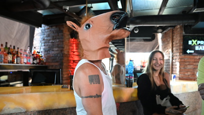 FOTO: Martin Kocián s koňskou hlavou.