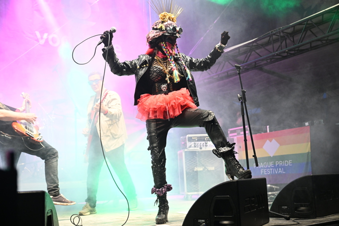 FOTO: Prague Pride roztančila a rozezpívala Jana Kratochvílová alias Uriel. – stránka 15