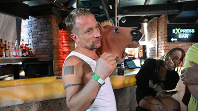 FOTO: Martin Kocián přišel s koňskou hlavou.