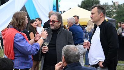 FOTO: Sklenička v ruce nemohla chybět.