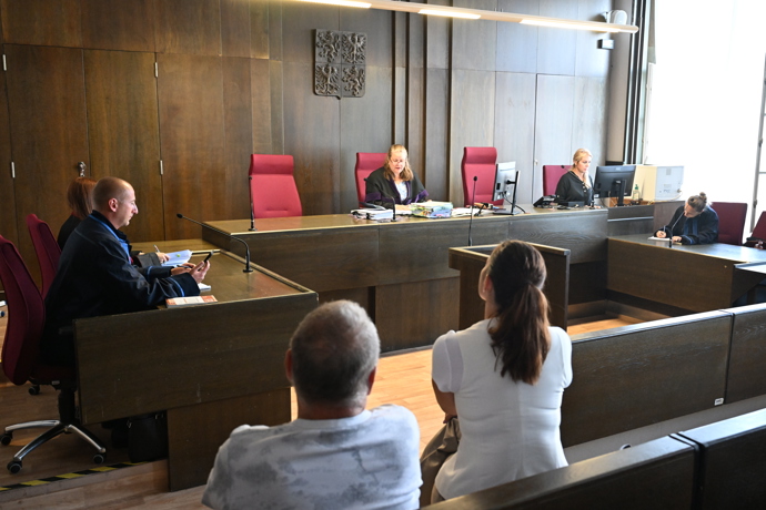 FOTO: Michaela Nosková u soudu. – stránka 7