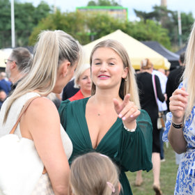 Sarah Horáková ukázala hluboký výstřih.