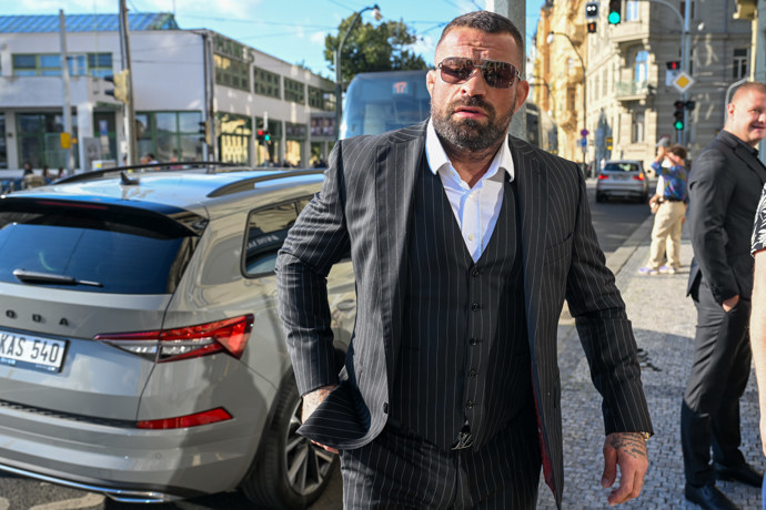 FOTO: Karlos Vémola přišel zavzpomínat na kamaráda, Jiřího Krampola. – stránka 49