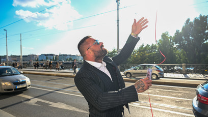 FOTO: Karlos Vémola vypustil balonek se vzkazem pro Krampola.