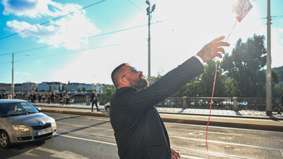 FOTO: Karlos Vémola vypustil balonek se vzkazem pro Krampola.