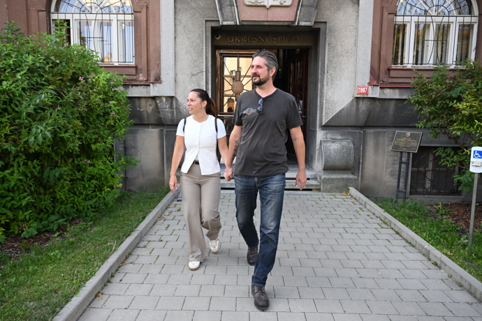 FOTO: Nosková s partnerem Janem Kolmanem odešli od soudu spolu. – stránka 13