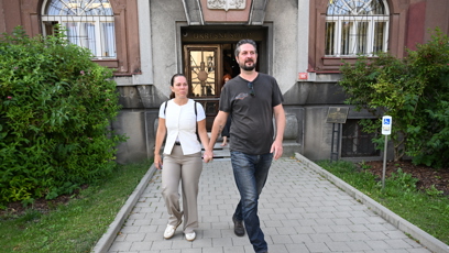 FOTO: Jan Kolman svou milou doprovodil k soudu.