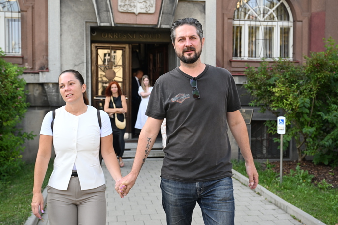 FOTO: Zpěvačka Michaela Nosková s přítelem Janem Kolmanem. – stránka 9