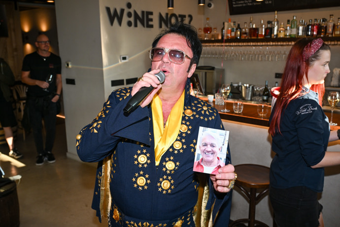 FOTO: O hudební doprovod se pak postaral falešný Elvis. – stránka 130