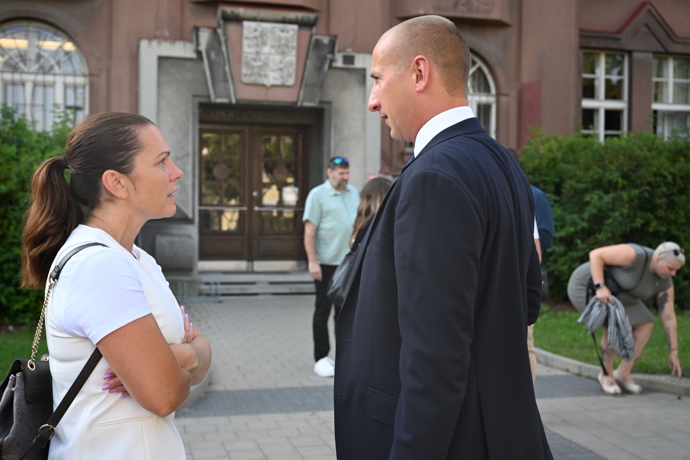 FOTO: Zpěvačka Michaela Nosková odchází od soudu. – stránka 17