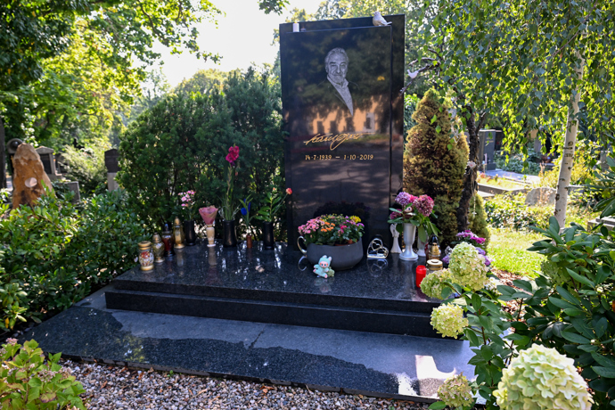 FOTO: Hrob Karla Gotta. – stránka 6