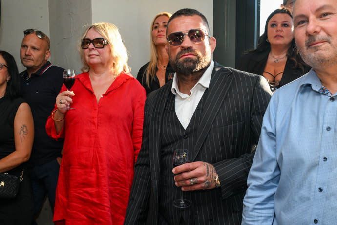 FOTO: Karlos Vémola přišel zavzpomínat na kamaráda, Jiřího Krampola. – stránka 147