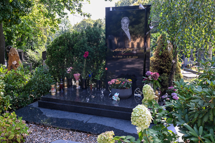 FOTO: Hrob Karla Gotta. – stránka 4