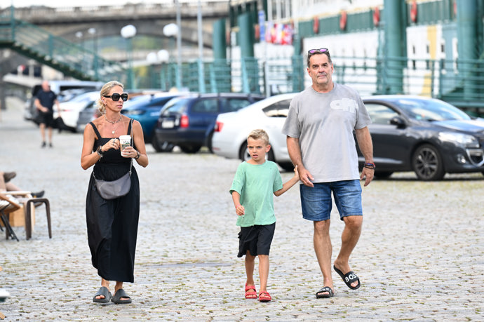 FOTO: Miroslav Etzler dorazil se svou partnerkou Helenou Bartalošovou a synem Samuelem. – stránka 20