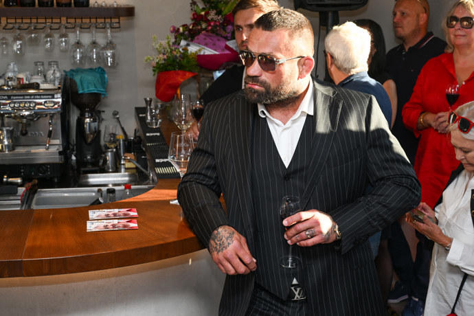 FOTO: Karlos Vémola měl dobře padnoucí oblek. – stránka 144