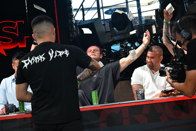 FOTO: Samir zasypal Krakena penězi. – stránka 14