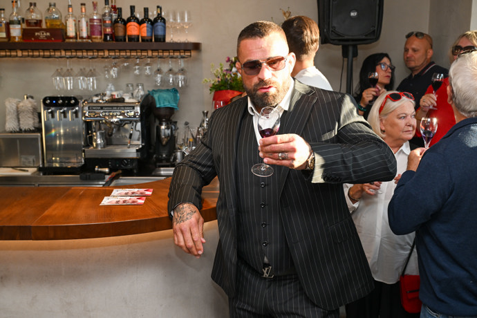 FOTO: Karlos Vémola přišel zavzpomínat na kamaráda, Jiřího Krampola. – stránka 143