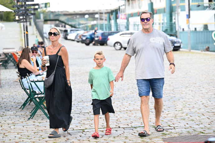 FOTO: Miroslav Etzler dorazil se svou partnerkou Helenou Bartalošovou a synem Samuelem. – stránka 19