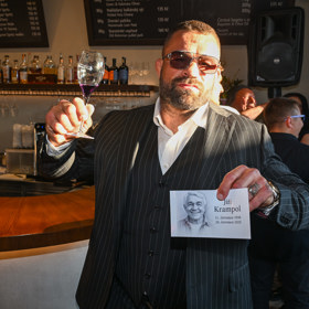 Karlos Vémola přišel zavzpomínat na kamaráda Jiřího Krampola.