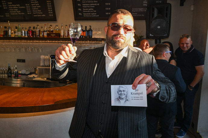 FOTO: Karlos Vémola přišel zavzpomínat na kamaráda, Jiřího Krampola. – stránka 141