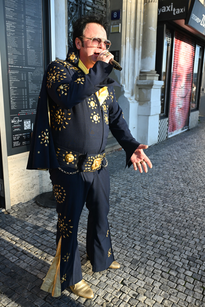 FOTO: O hudební doprovod se pak postaral falešný Elvis – stránka 129
