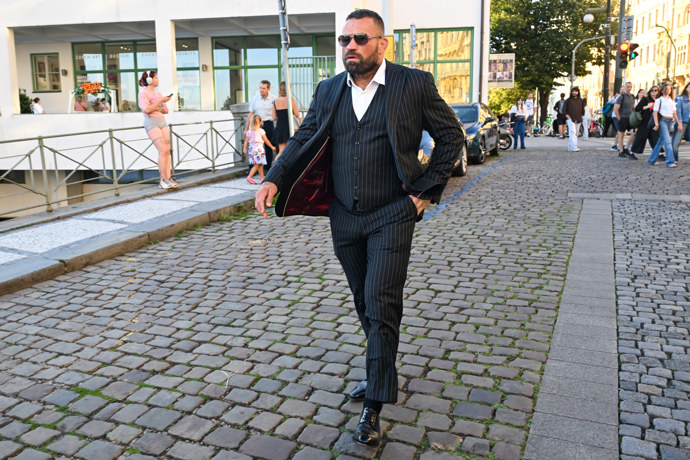 FOTO: Karlos Vémola přišel sám. – stránka 58