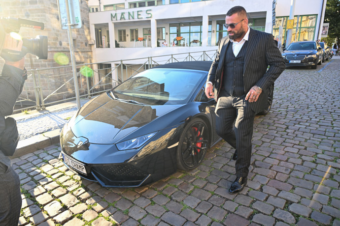 FOTO: Karlos Vémola u svého luxusního vozu. – stránka 55