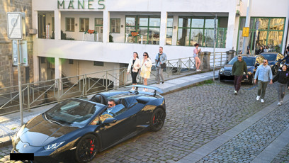 FOTO: Karlos Vémola dorazil ve svém černém lamborghini.