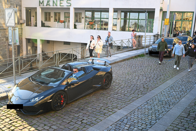FOTO: Karlos Vémola dorazil ve svém černém lamborghini. – stránka 51