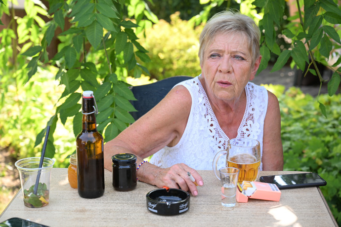 FOTO: Jaroslava Obermaierová si dopřála cigaretku. – stránka 4