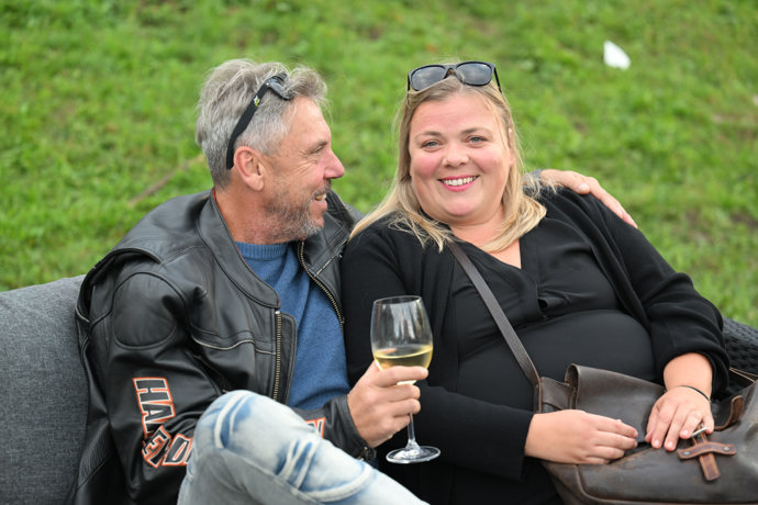 FOTO: Sklenka alkoholu nemohla chybět. – stránka 67