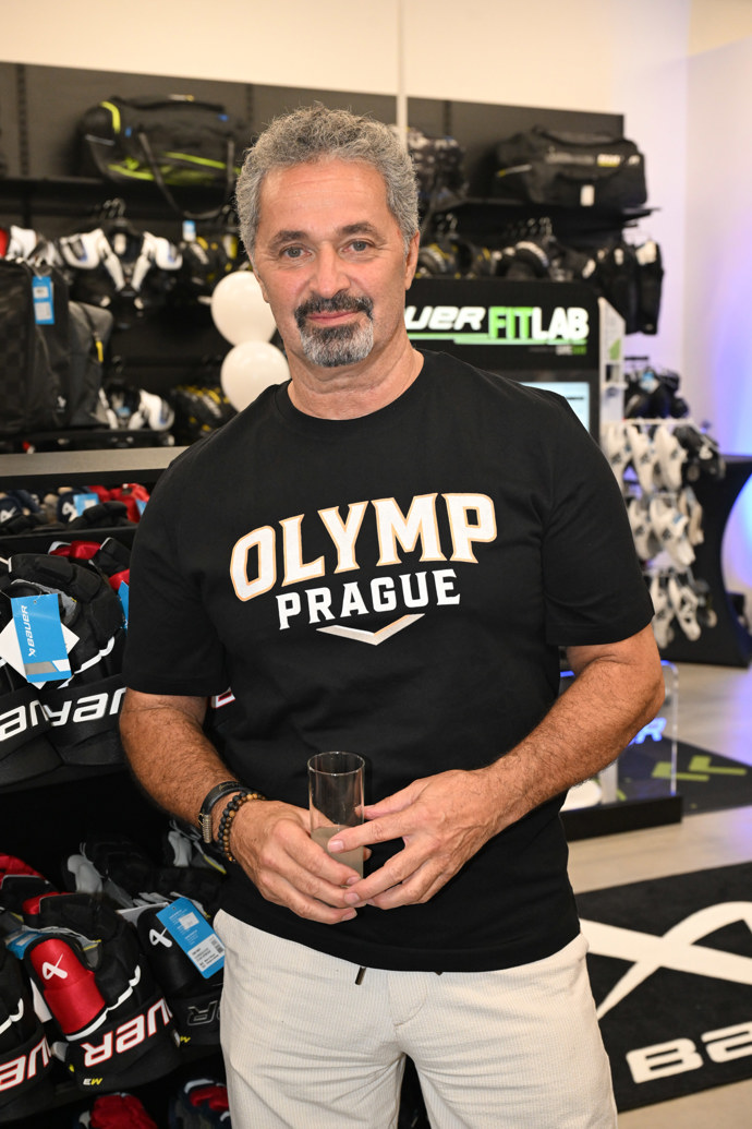 FOTO: Martin Dejdar na otevření prodejny Bauer. – stránka 7