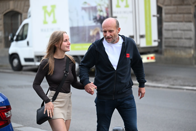 FOTO: Jiří Ployhar dorazil na akci Primy s mladou partnerkou. – stránka 9