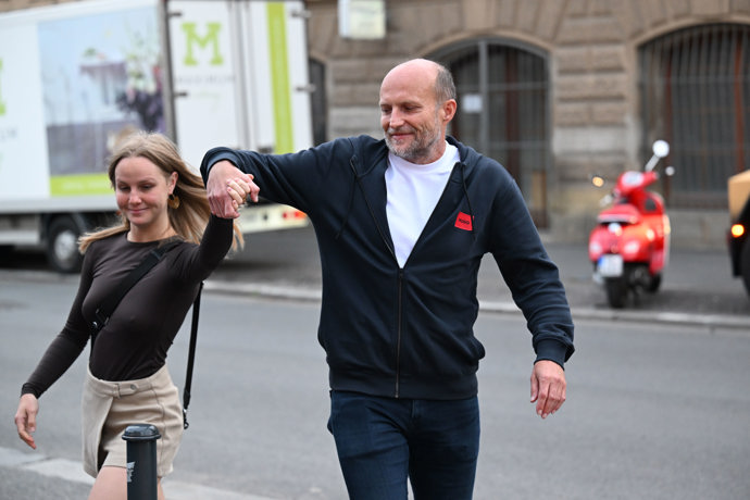 FOTO: Jiří Ployhar dorazil na akci Primy s mladou partnerkou. – stránka 7