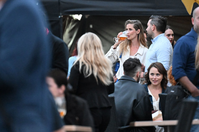 FOTO: Jana Bernášková si užívala pivo. – stránka 52