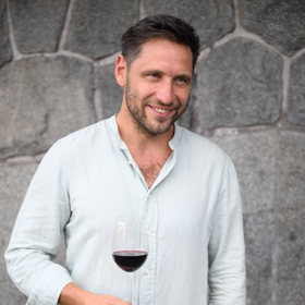 Martin se sklenkou vína.