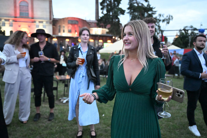 FOTO: Sarah Horáková na party. – stránka 7